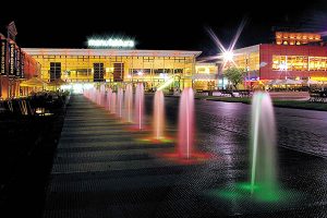 Manufaktura, Łódź-Pologne – Place extérieure fontaine illuminée - Apsys